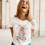 Camiseta Foto de Arch Orgullosa Hermana del Graduado 2023<br><div class="desc">Foto de Arch Orgullosa Hermana del Graduado 2023. Especialmente para las hermanas de estudiantes recién graduados a vestirse con orgullo. La foto de tu hermano está en forma de arco, y el año es grande y atrevido, con el nombre del graduado y la escuela secundaria. Personalice fácilmente el texto según...</div>