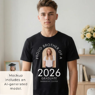 Camiseta Foto de arco Orgulloso hermano de graduado de 2026