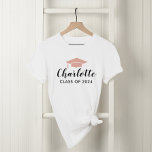 Camiseta Foto de graduación de Gold Script nombre 2025 Rosa<br><div class="desc">La camisa de la fiesta de graduación celebra al graduado con un diseño simple y elegante que incluye el primer nombre del graduado en escritura moderna y su año de clase, acentuado con una gorra de graduación. El espacio para una foto opcional está incluido en la parte posterior de la...</div>