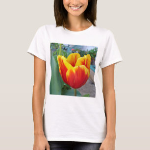 Camiseta Foto de jardín florido de tulipán rojo y amarill