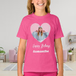 Camiseta Foto de nombre de corazón chica de cumpleaños rosa<br><div class="desc">Personalice y agregue un nombre y una foto dentro del marco con forma de corazón. Texto blanco.</div>