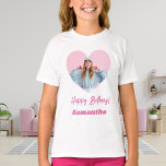 Camiseta Foto de nombre de corazón chica de cumpleaños rosa<br><div class="desc">Personalice y agregue un nombre y una foto dentro del marco con forma de corazón. Texto rosado.</div>