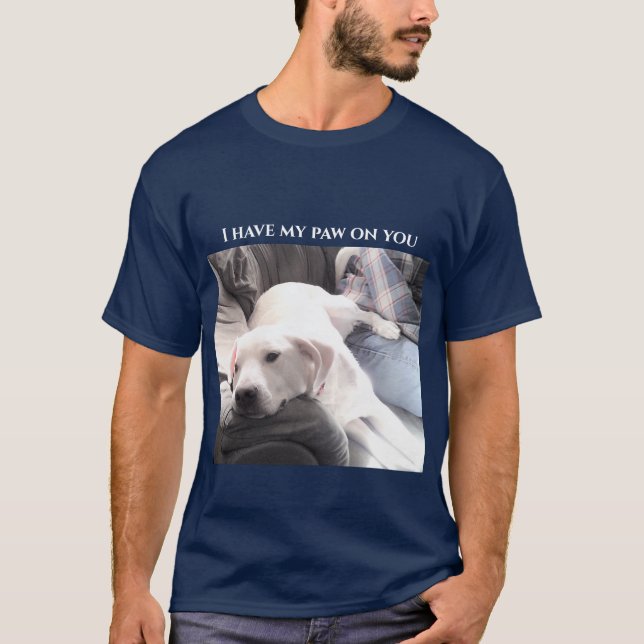Camiseta Foto de Perro Blanco lindo con pata trasera sobre  (Anverso)
