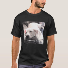 Camiseta Foto de perro cansado descansando al lado del mejo
