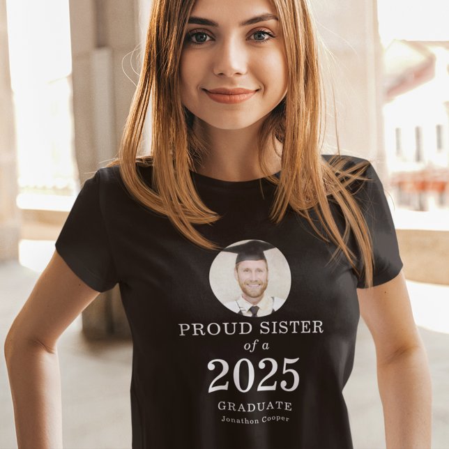 Camiseta Foto de texto blanco Orgullosa hermana del graduad (Subido por el creador)