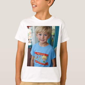 Camiseta foto de un niño de 6 años, rubio, malvado, ofensiv