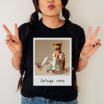 Camiseta Foto De Vintage personalizado Y Nostálgico Cumplea<br><div class="desc">Retroceda en el tiempo y celebre su día especial con nuestra Personalizado Foto Vintage y la camiseta de cumpleaños nostálgica, diseñada para evocar el espíritu de la era del año 2000 con un toque de nostalgia de los 90. Esta no es cualquier camisa de cumpleaños - es un camino de...</div>