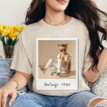 Camiseta Foto De Vintage personalizado Y Nostálgico Cumplea<br><div class="desc">Retroceda en el tiempo y celebre su viaje con nuestra foto de la época Personalizado y la camiseta de cumpleaños nostálgica, una perfecta mezcla de encanto personalizado y estilo retro. Diseñado con un vibrante Y2K 90s, este té es más que un regalo divertido de cumpleaños - es un sincero homenaje...</div>