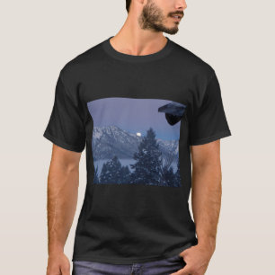 Camiseta foto del ajuste de la luna detrás de las montaña