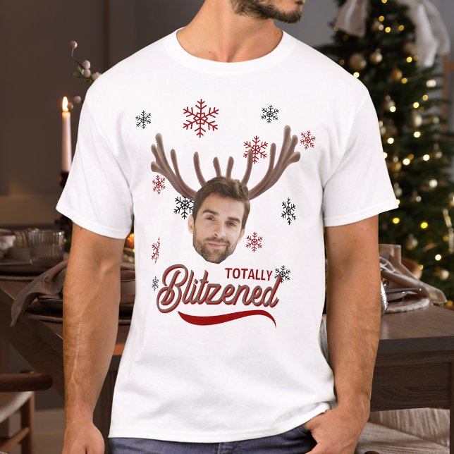 Camiseta Foto Divertida Cara Borracha Regalo Personalizado  (Funny Photo Face Blitzened Christmas Custom Gift T-Shirt
on a man standing in holiday party setting)