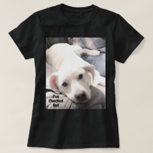 Camiseta Foto: Perro de cachorro blanco tierno en el sofá