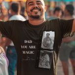 Camiseta Foto Personalizada De Dos Padres De "Papá Eres Mág<br><div class="desc">¡Celebra la magia de la paternidad con nuestra camiseta masculina personalizada "Dad You Are Magic"! Este diseño único presenta un elegante fondo negro, una preciada foto de dos padres y el mensaje más sincero: "Papá, eres magia". Añade un toque especial personalizándolo con los nombres de tus hijos. Esta camiseta, hecha...</div>