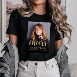 Camiseta Foto personalizado Saluda a 40 Fiesta de cumpleaño<br><div class="desc">Esta camiseta fiesta de 40 años muestra la foto del invitado de honor con un texto de color dorado. La palabra "ovaciones" aparece en un elegante guión de caligrafía de color dorado, seguido por "a 40 años" y el nombre y cumpleaños del invitado de honor en sans serif font. Una...</div>