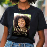 Camiseta Foto personalizado Saluda a Fiesta de cumpleaños n<br><div class="desc">Esta camiseta fiesta de 30 años muestra la foto del invitado de honor con un texto de color dorado. La palabra "ovaciones" aparece en un elegante guión de caligrafía de color dorado, seguido por "a 30 años" y el nombre y cumpleaños del invitado de honor en sans serif font. Una...</div>