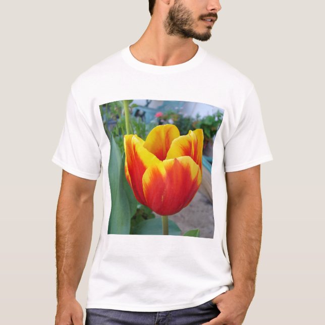 Camiseta Fotografía de jardín con tulipanes rojos y amarill (Anverso)