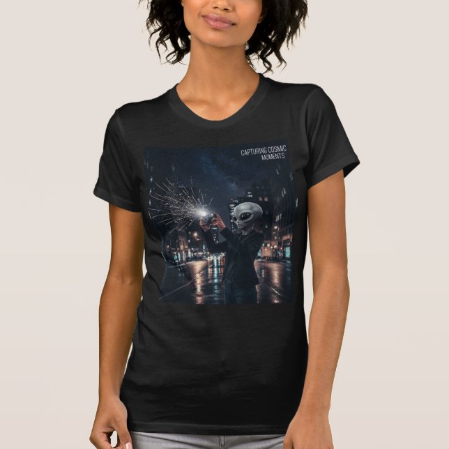 Camiseta Fotógrafo Alien Capturando Ciudad Cósmica (Anverso)
