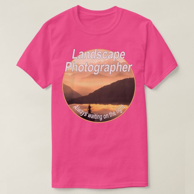 Camiseta Fotógrafo paisajista siempre esperando en la luz (Diseño del anverso)