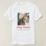 Camiseta Fotos de la familia navideña Merry<br><div class="desc">Con orgullo llevar esta "camiseta con fotos de la familia navideña de Feliz Navidad" a los fiestas de los Navidades o para refrescarse en casa. Personalice fácilmente con su foto familiar y su nombre familiar. ¡Compra una camiseta para cada miembro de la familia para que todos coincidan! *** Para más...</div>