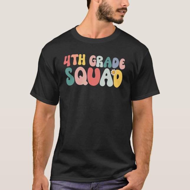 Camiseta Fourth 4th Grade Squad Team Back To School Groovy  (Anverso)