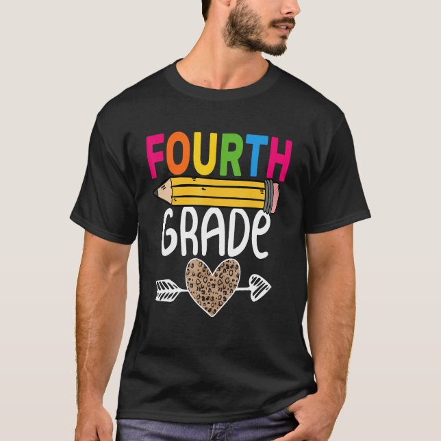 Camiseta Fourth Grade Leopard Pencil First Day School 4th G (Anverso)