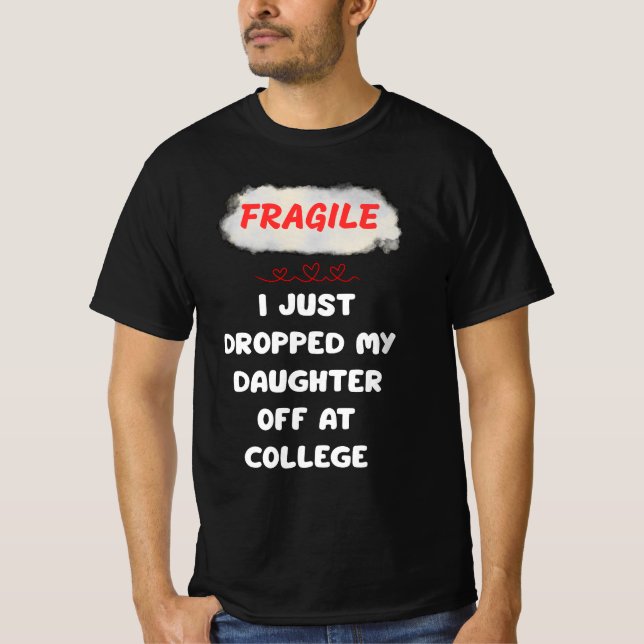 Camiseta Frágil Acabo De Dejar A Mi Hija En La Universidad (Anverso)