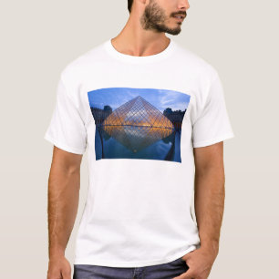 Camiseta Francia, París. El Louvre al anochecer. Crédito