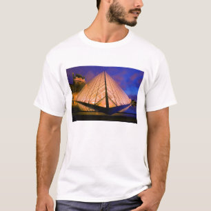Camiseta Francia, París. El museo del Louvre al anochecer.