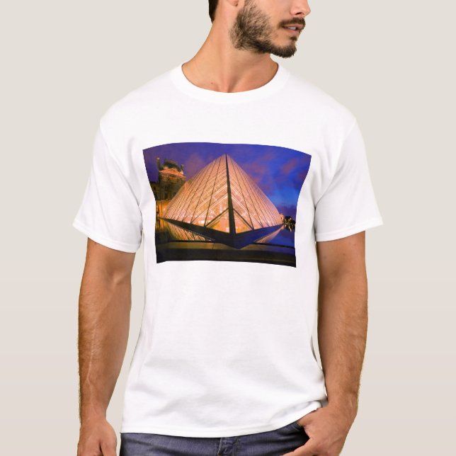 Camiseta Francia, París. El museo del Louvre al crepúsculo. (Anverso)