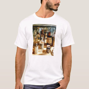 Camiseta Frascos de Medicamentos en Vitrina de Vidrio