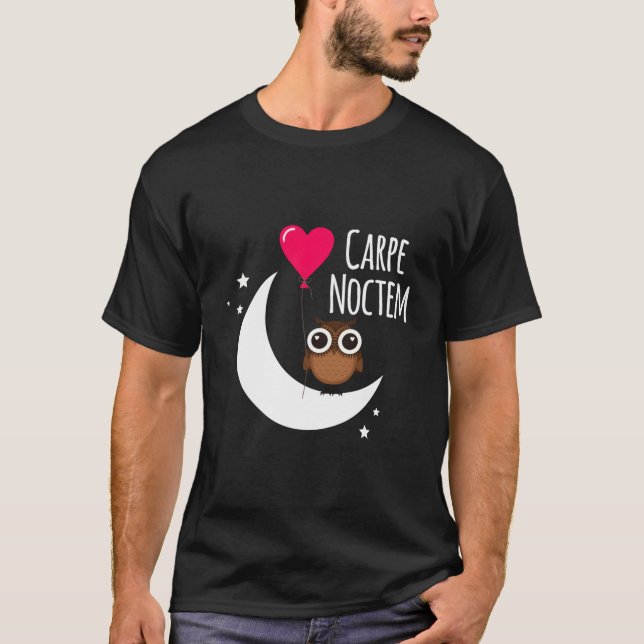 Camiseta Frase latina Carpe Noctem Estrellas de la Luna Owl (Anverso)