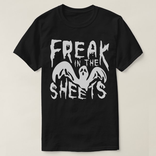 Camiseta Freak in The Sheets Funny Bedsheet Ghost Halloween (Diseño del anverso)