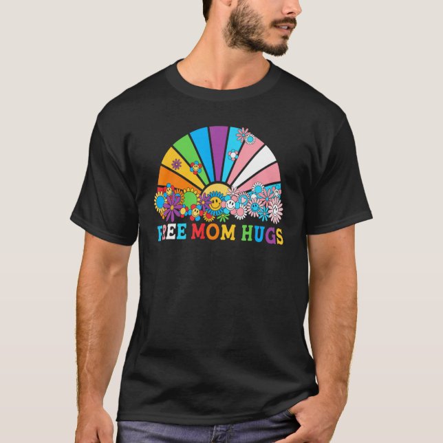 Camiseta Free Mom Hugs Groovy Rainbow Heart LGBT Flag Pride (Anverso)