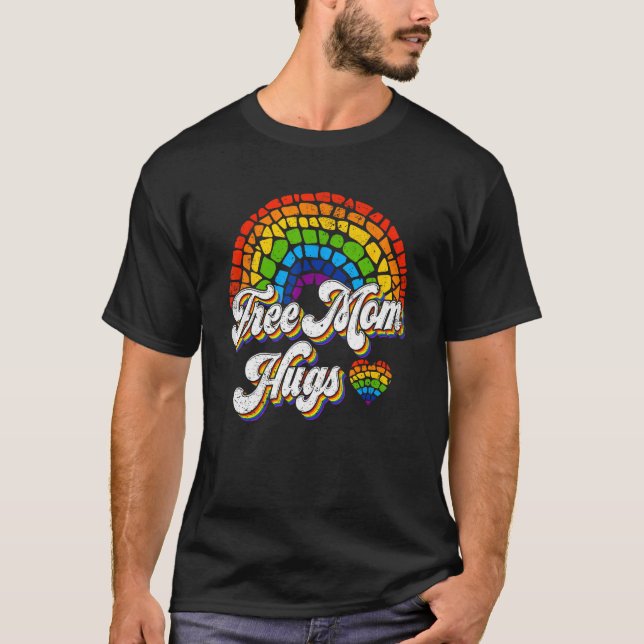 Camiseta Free Mom Mother Hugs LGBT Flag Pride Month LGBTQ R (Anverso)