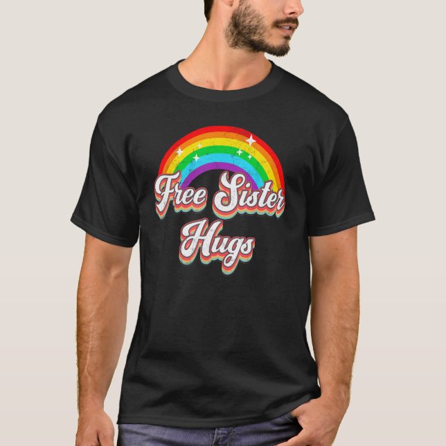 Camiseta Free Sister Hugs  Distressed Rainbow LGBT Gay Prid (Anverso)