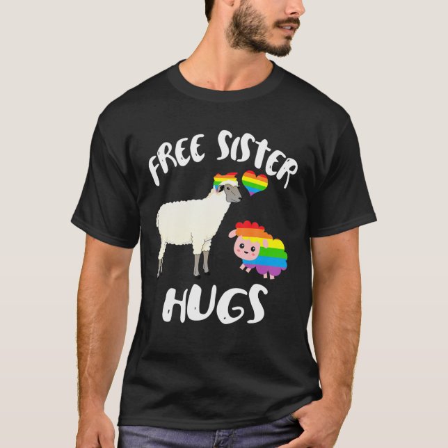 Camiseta Free Sister Hugs Sheep Gay Pride LGBT Rainbow Flag (Anverso)