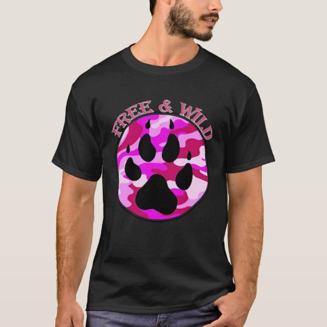 Camiseta Free & Wild pink camo wolf paw by Mortal Designs (Anverso)