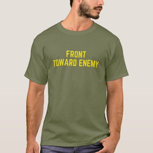 Camiseta Frente al enemigo gracioso militar (Anverso)