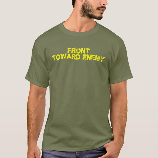 Camiseta Frente al enemigo gracioso militar (Anverso)