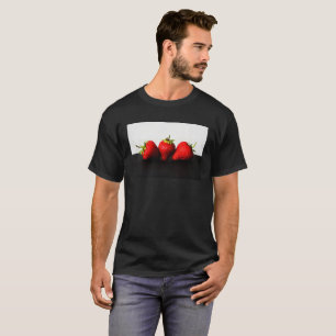 Camiseta Fresas En Blanco Sobre Mccna Negra