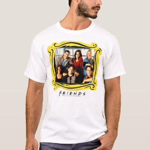 Camiseta FRIENDS™   Elenco sentado en el apartamento de Mon