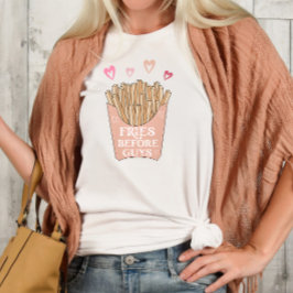 Camiseta Fries delante de chicos El día de San Valentín