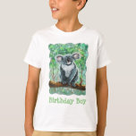 Camiseta Front and Back Koala Bear Birthday Boy<br><div class="desc">Cute Heads and Tails Koala Fiesta del Oso Centro Birthday Boy Tee es parte de una colección de divertidos suministros de fiestas con temas animales que presentaban nuestro arte animal amigable con un mamá Koala en la parte delantera y la mamá con —sorpresa— un bebé en la espalda de la...</div>