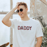 Camiseta FROST Rústico Lumberjack Red Flannel Daddy<br><div class="desc">Esta camiseta presenta un rústico canal acuático que explica la palabra "papá". Esta camisa de papá es el regalo perfecto para tu padre esperado favorito o funciona como una gran idea de invitación de embarazo.</div>