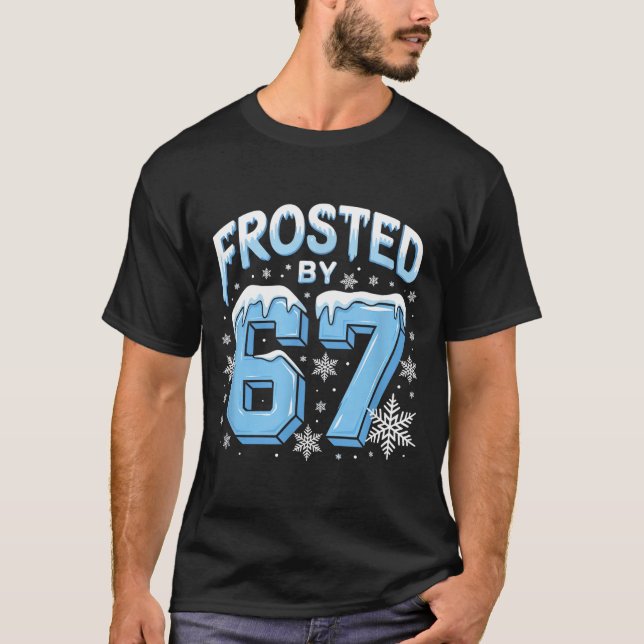 Camiseta Frosted 67 Meme Funny Six Seven Gen Alpha Slang Ch (Anverso)