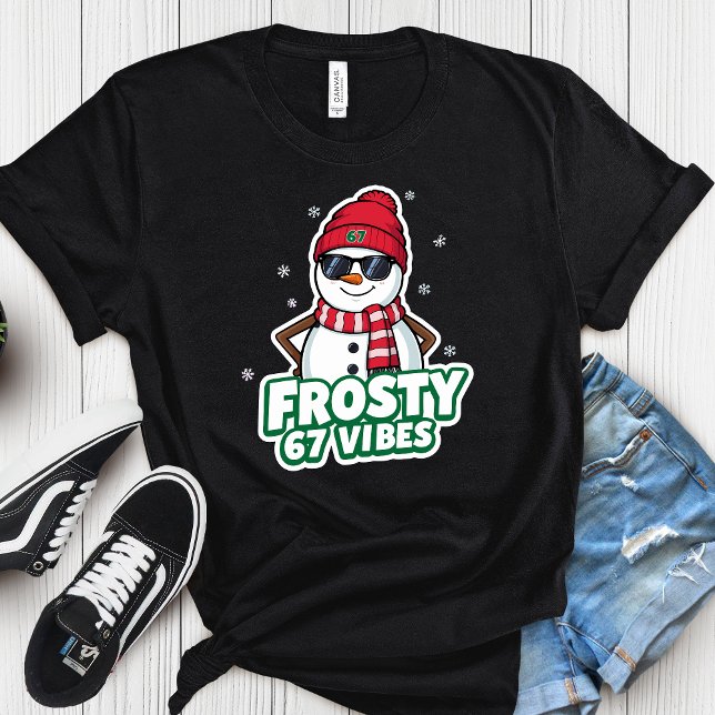 Camiseta Frosty Vibes 67 Snowman Christmas – Retro Winter  (Subido por el creador)