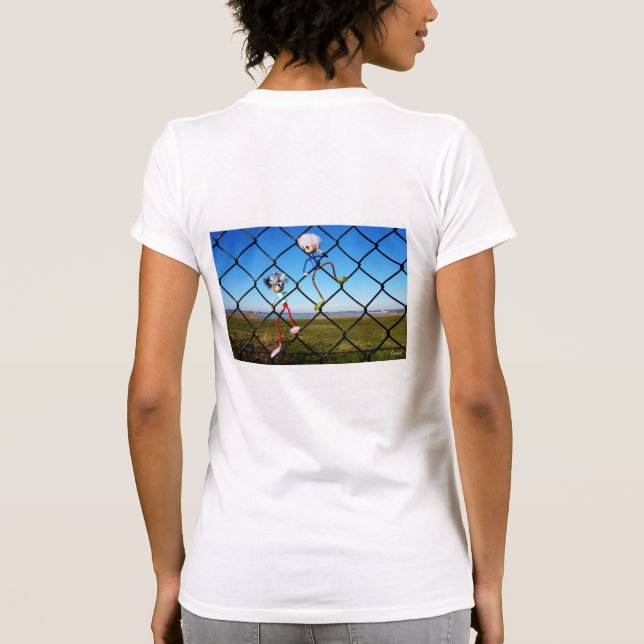 Camiseta Fubby's die een hek beklimmen. (Reverso)
