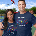 Camiseta Fuegos artificiales del equipo de tenis del 4 de j<br><div class="desc">Camiseta súper divertida y festiva con "fuegos artificiales" de la bola de tenis, y 3 líneas de texto personalizado. Perfecto como amigos a juego y camisetas de familia para su fiesta del 4 de julio, camisetas de equipos de torneos de club de tenis, camisetas de reuniones familiares amantes del tenis...</div>