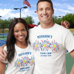 Camiseta Fuegos artificiales del equipo de tenis del 4 de j<br><div class="desc">Camiseta súper divertida y festiva con "fuegos artificiales" de la bola de tenis, y 3 líneas de texto personalizado. Perfecto como amigos a juego y camisetas de familia para su fiesta del 4 de julio, camisetas de equipos de torneos de club de tenis, camisetas de reuniones familiares amantes del tenis...</div>