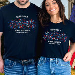 Camiseta Fuegos artificiales rojos de color azul de julio<br><div class="desc">Camiseta del 4 de julio, súper divertida y festiva, con fuegos artificiales rojos, blancos y azules y 3 líneas de texto personalizado. Perfecto como amigos a juego y camisetas de familia para su fiesta del 4 de julio. También es genial para Memorial Day o Veteran's y la manera perfecta de...</div>