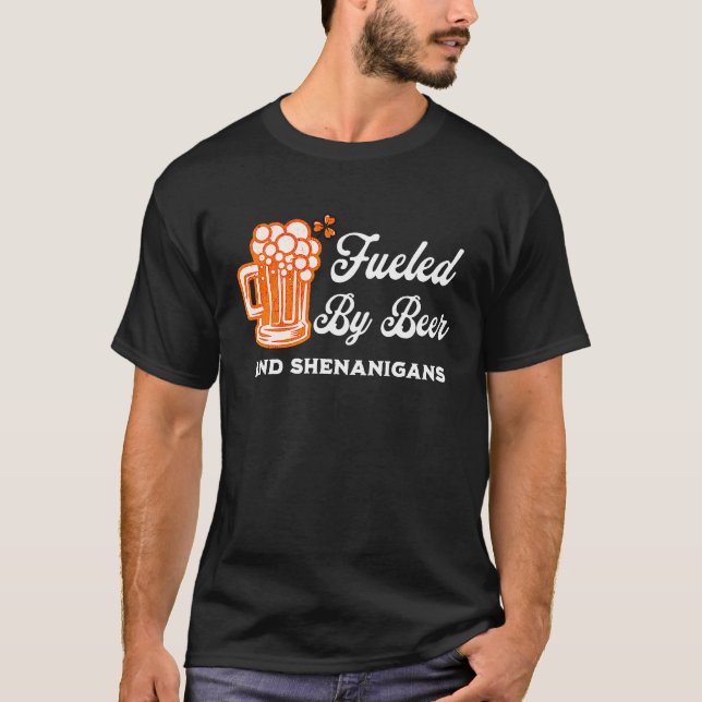 Camiseta Fueled By Beer And Shenanigans Irish Shamrock St P (Anverso)